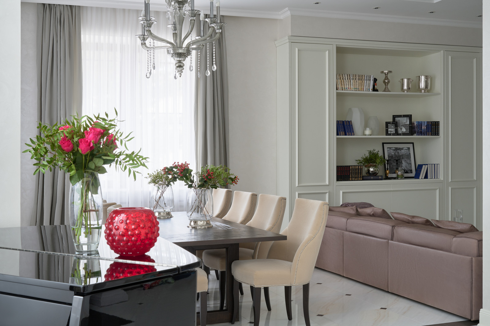 Большой загородный дом