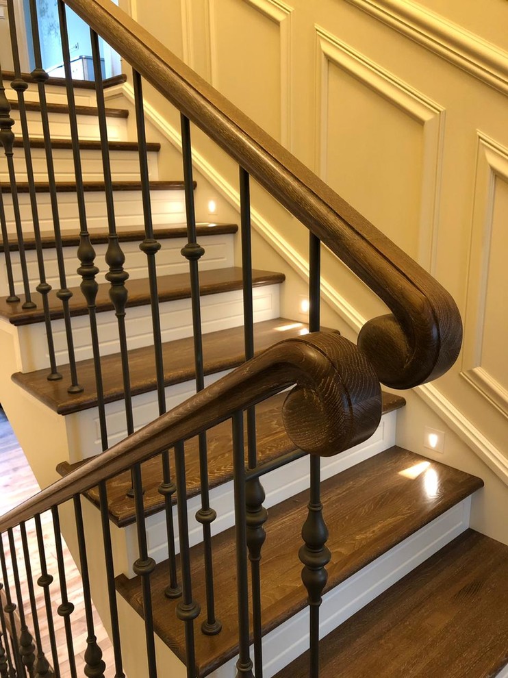 Облицовка лестниц из бетона с токарными стойками (2019)