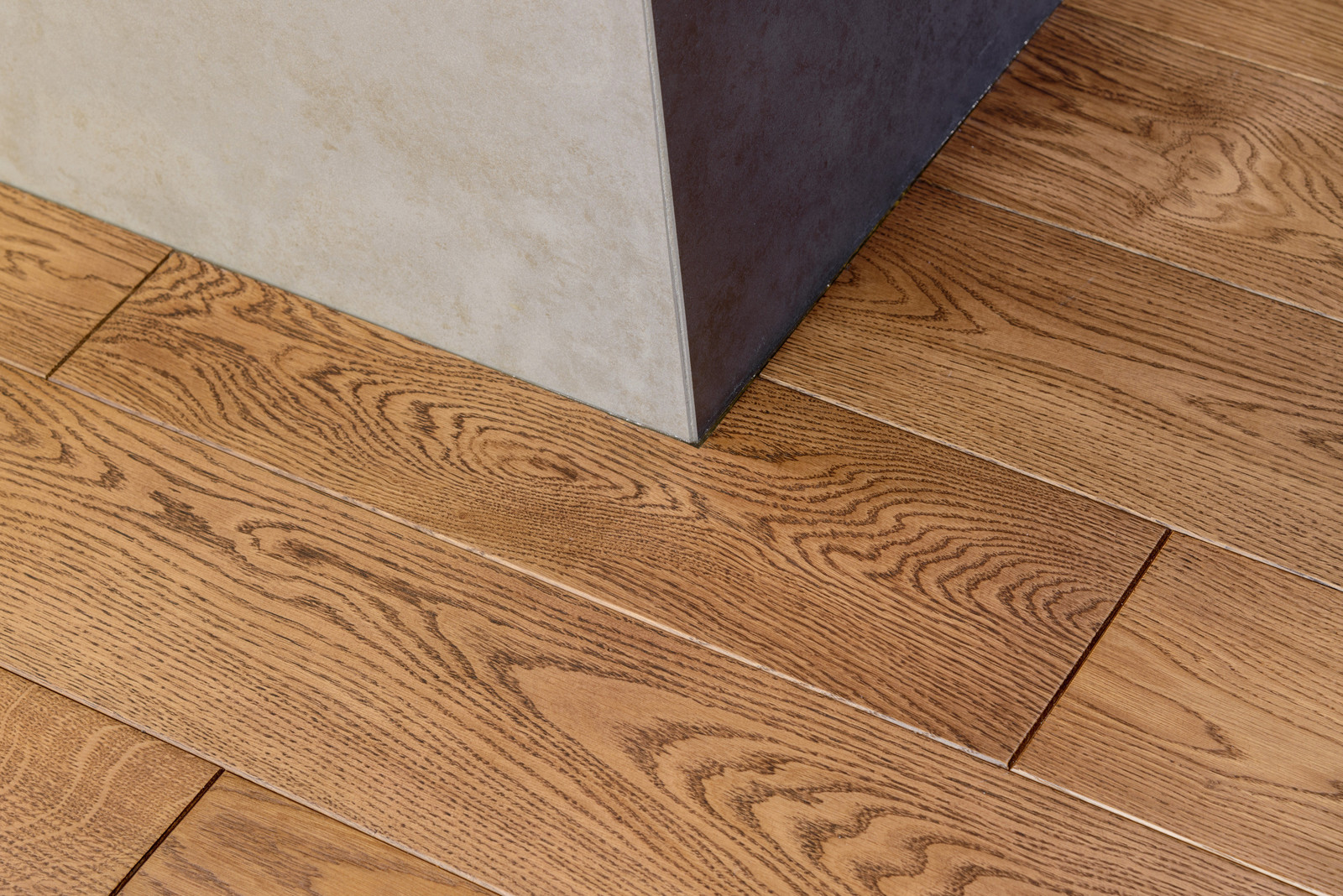 Массивная доска "BEARMADE" в брутальной квартире по проекту Риты Лессинг