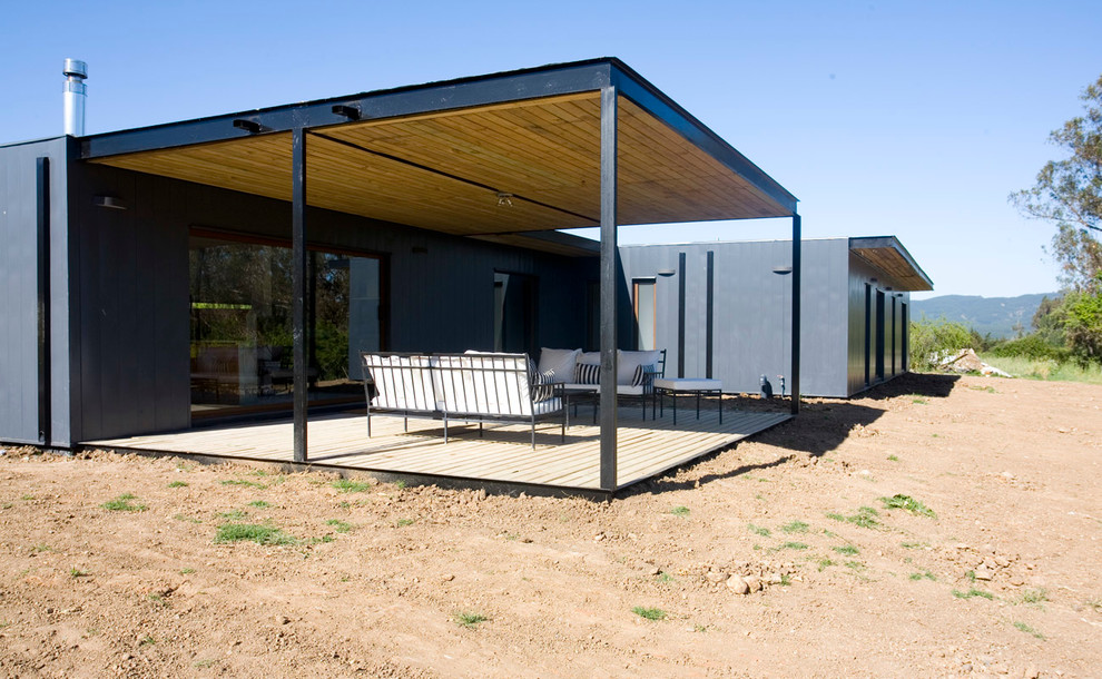 Modelo de terraza actual de tamaño medio en patio trasero y anexo de casas