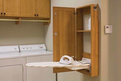 扉ごと購入できるアイロン台は画期的！壁に取り付けて収納場所を確保。取り込んだ洗濯物の一時置き場としての物干し器具もついて便利。