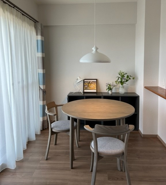 Идея дизайна: маленькая кухня-столовая в скандинавском стиле с белыми стенами, полом из фанеры, серым полом, потолком с обоями и обоями на стенах для на участке и в саду