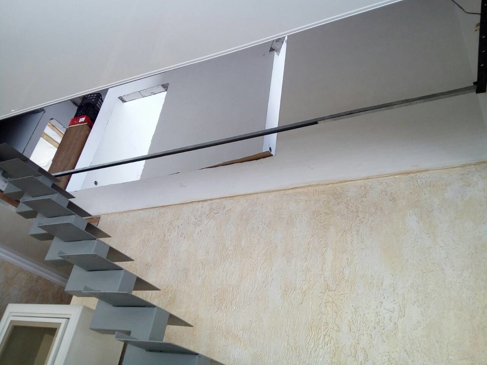 Лестница с ламинатом на стене