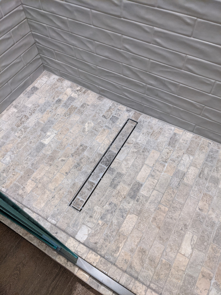 Pool House Classique Salle de Bain Dallas par Larry Gilliam