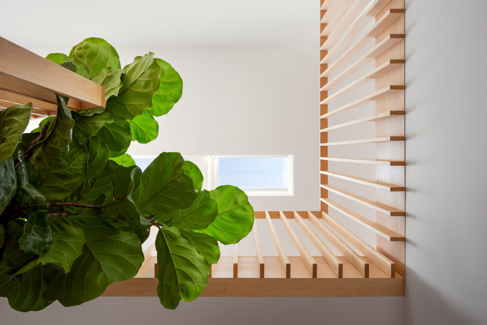 На фото: лестница в стиле ретро с деревянными ступенями и деревянными перилами