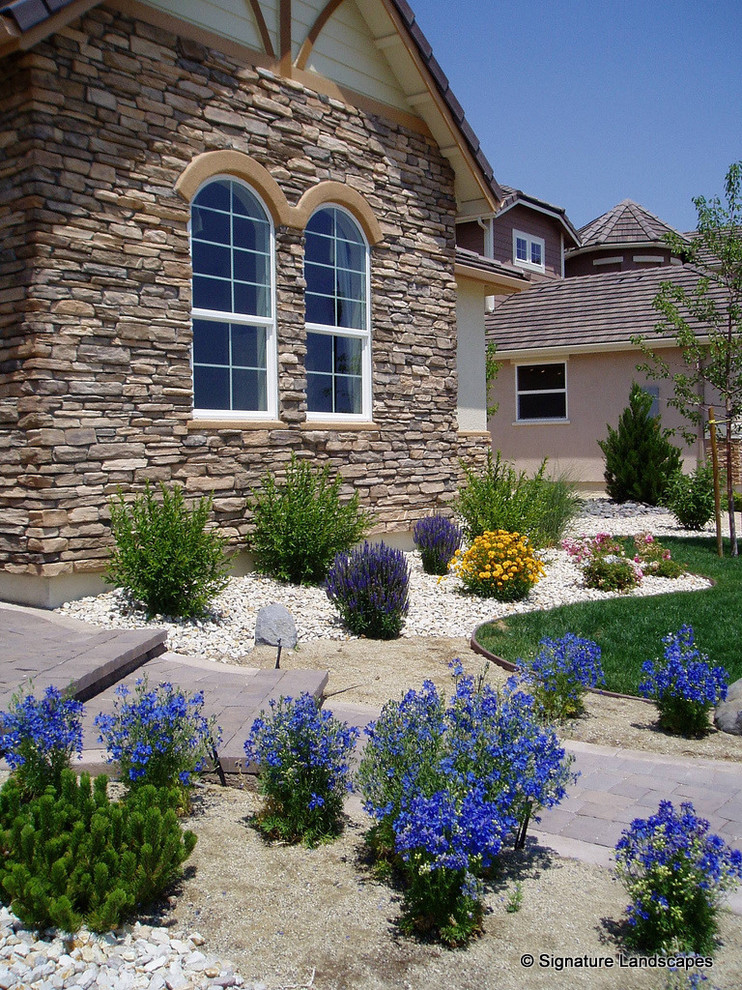 Design ideas for a mid-sized transitional front yard landscaping.