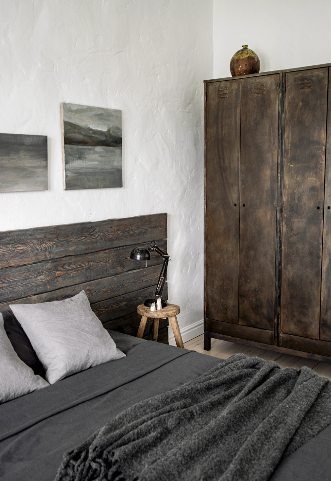 На фото: маленькая хозяйская спальня в скандинавском стиле с белыми стенами, деревянным полом, белым полом и кроватью в нише для на участке и в саду с