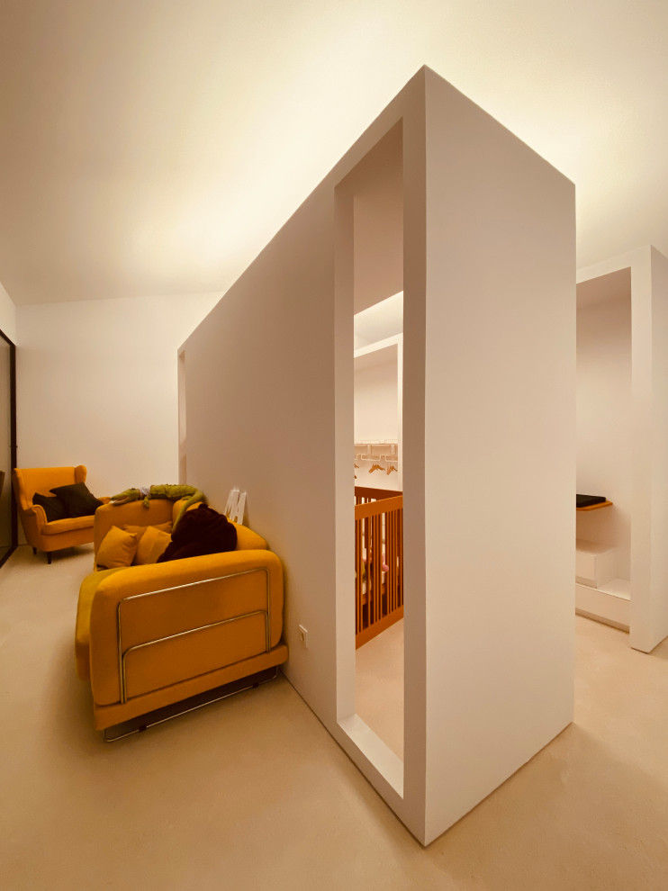 Aménagement d'une chambre d'enfant de 1 à 3 ans industrielle de taille moyenne avec un mur blanc, sol en béton ciré et un sol gris.
