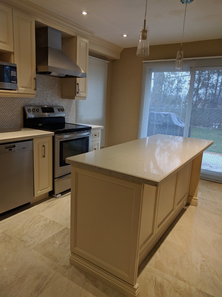 Kitchen - transitional kitchen idea in Toronto