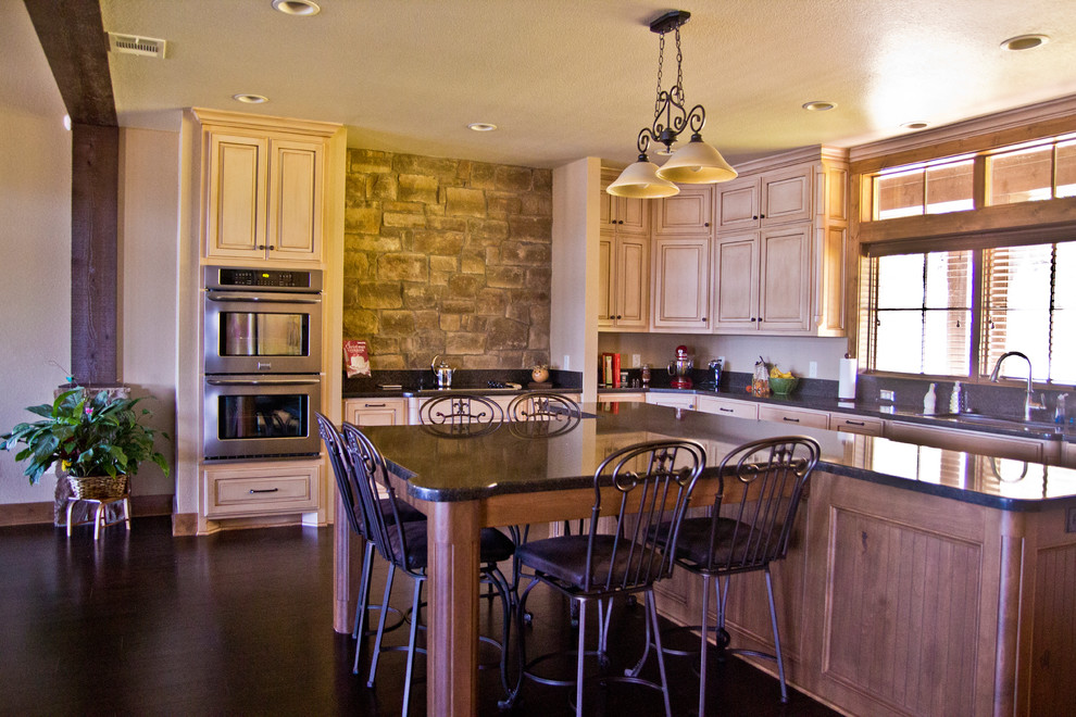 Kitchen - transitional kitchen idea in Austin
