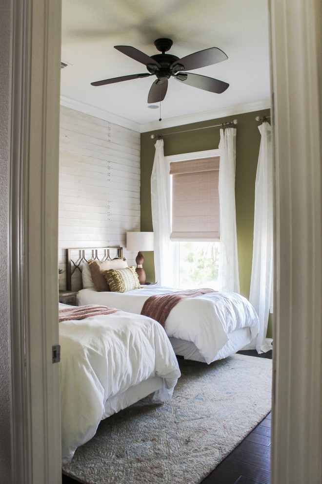 Идея дизайна: гостевая спальня среднего размера, (комната для гостей) в стиле фьюжн с зелеными стенами, темным паркетным полом, коричневым полом и деревянными стенами