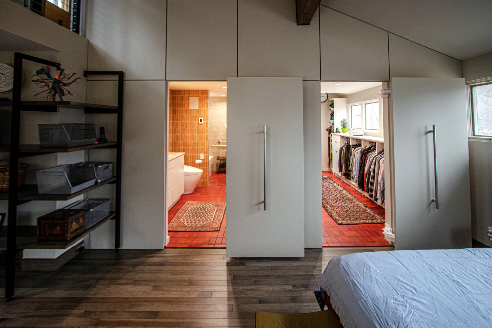 На фото: большая спальня на антресоли в стиле ретро с бежевыми стенами, паркетным полом среднего тона и коричневым полом с