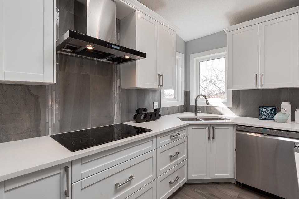 Kitchen - transitional kitchen idea in Calgary