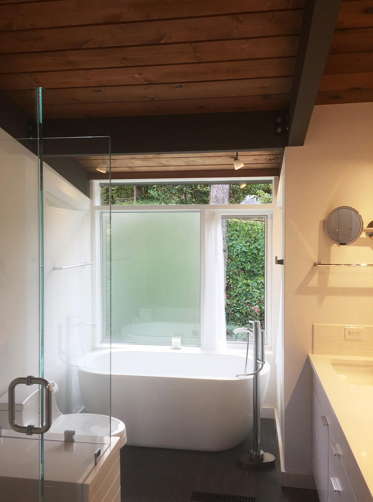 Photo of a modern bathroom in Portland.
