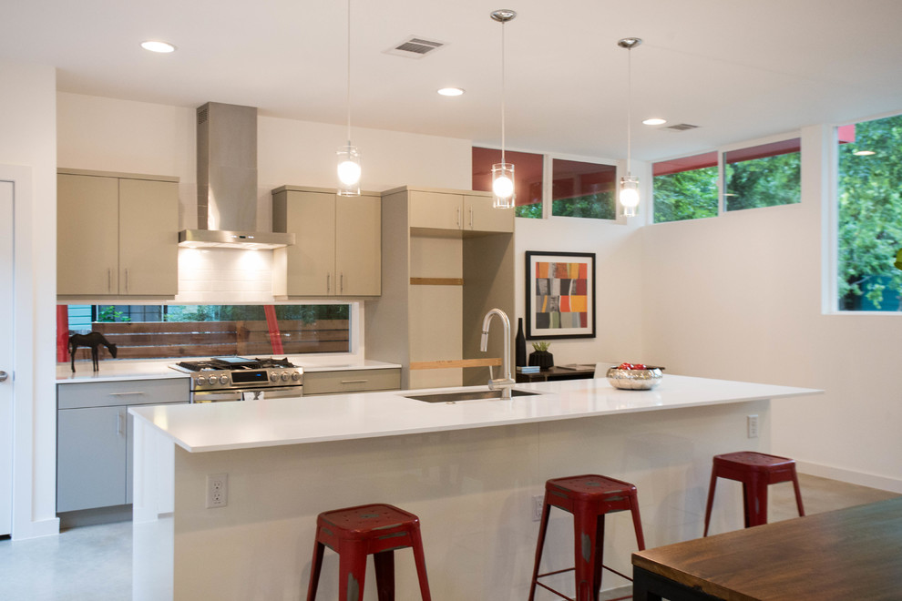 Kitchen - modern kitchen idea in Austin