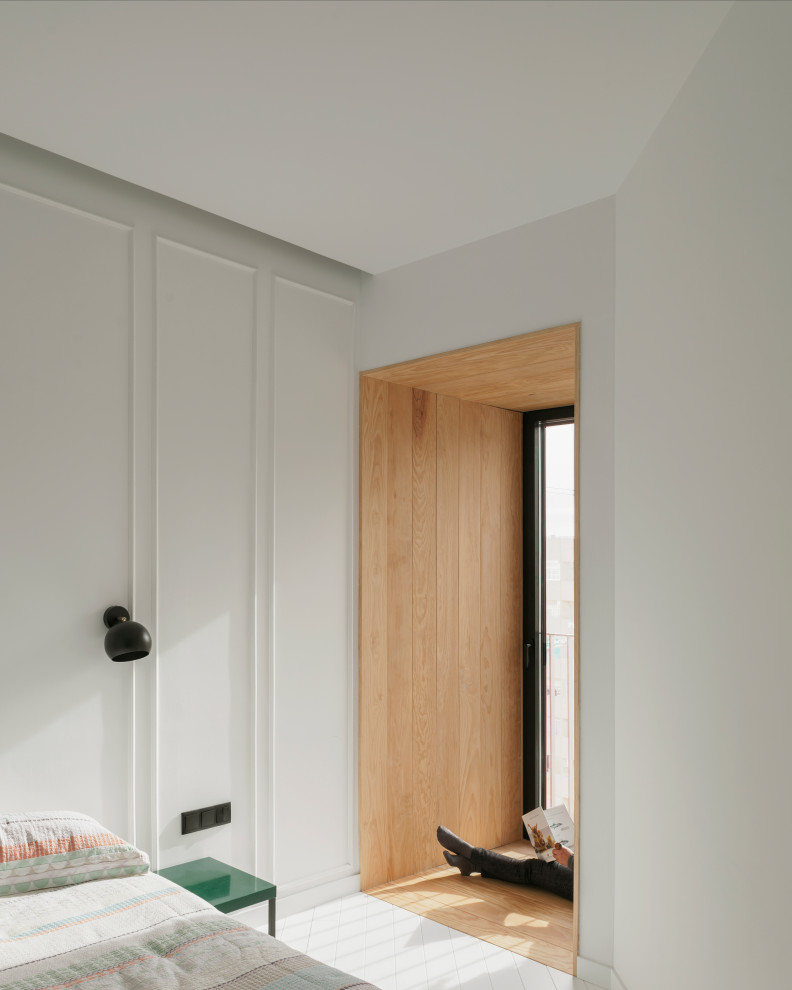 Esempio di una camera degli ospiti minimal con pareti bianche, pavimento in legno verniciato e boiserie