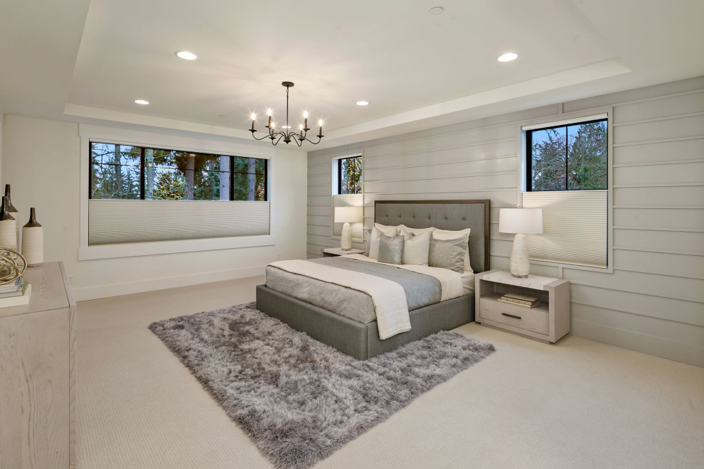 Идея дизайна: большая хозяйская спальня в стиле кантри с белыми стенами, ковровым покрытием, серым полом, стенами из вагонки и многоуровневым потолком