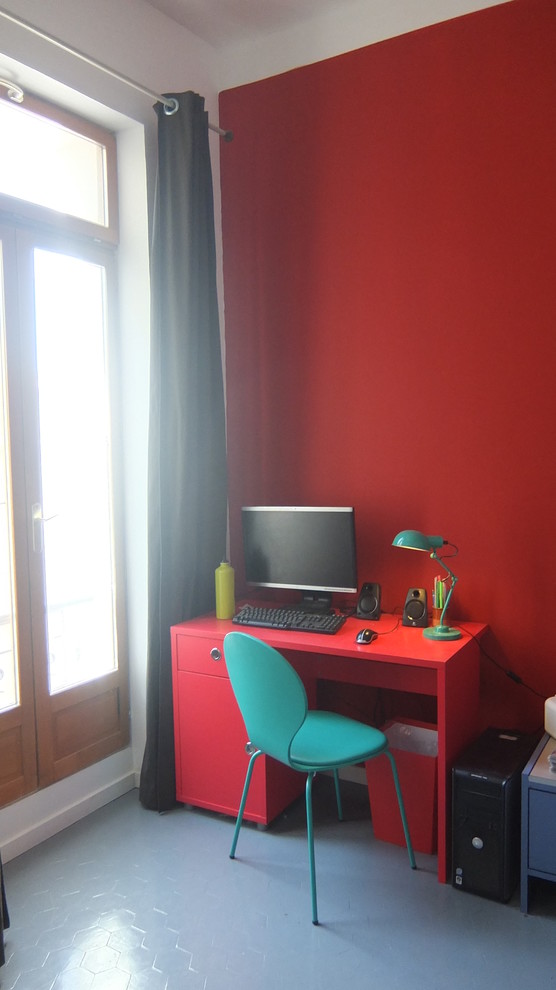 Photo of a mid-sized industrial home office in Marseille.