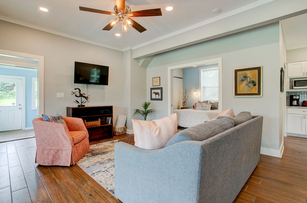 Mittelgroßes, Abgetrenntes Country Wohnzimmer mit grauer Wandfarbe, Porzellan-Bodenfliesen und braunem Boden in Sonstige