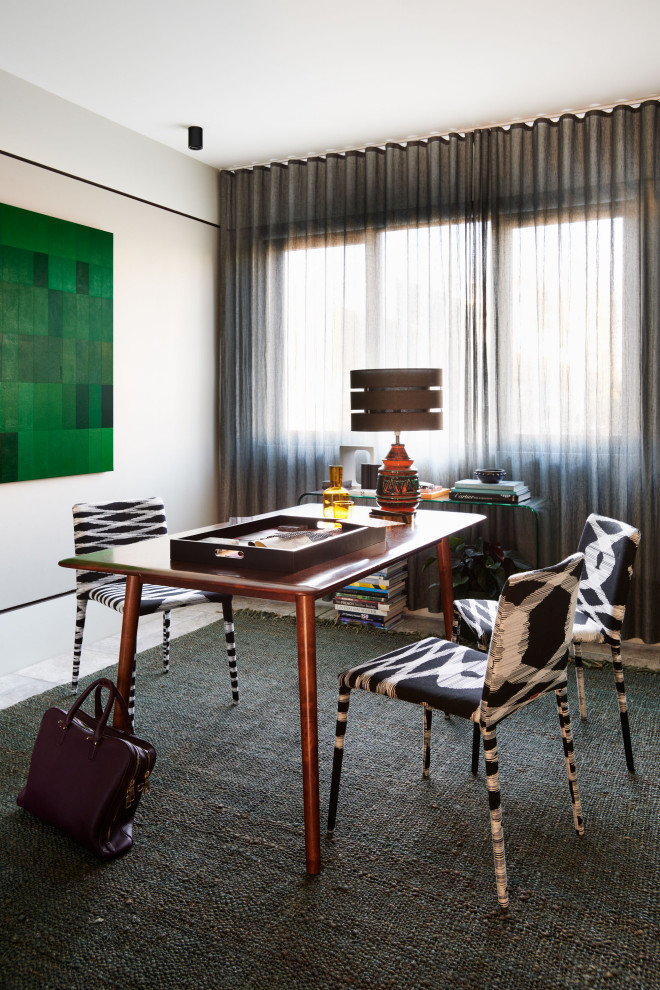 Mittelgroßes Stilmix Arbeitszimmer mit Studio, beiger Wandfarbe, Travertin, freistehendem Schreibtisch und grauem Boden in Sydney