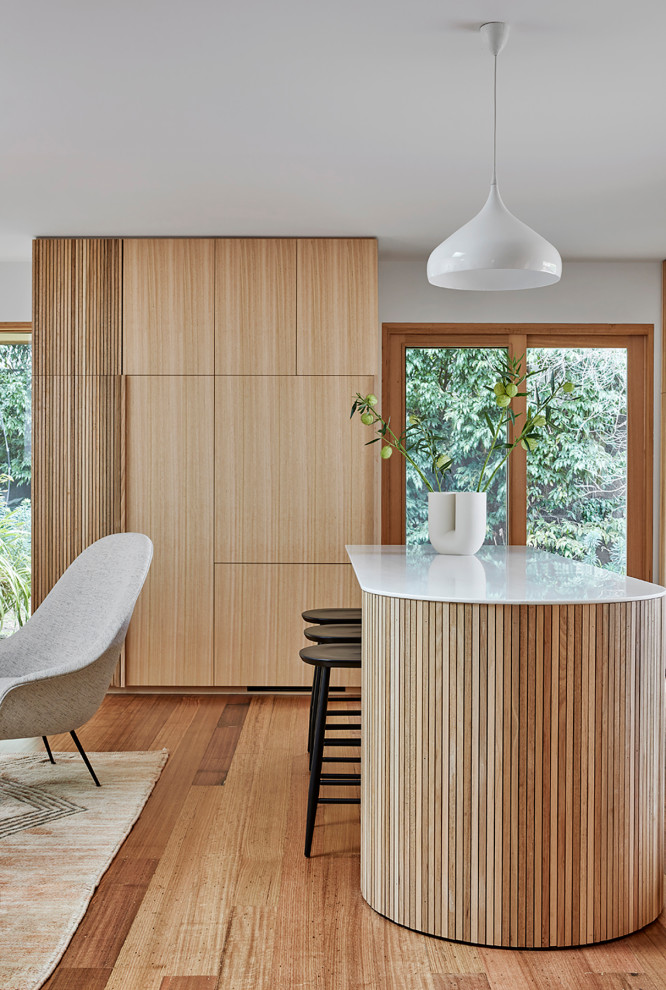 Photo of a midcentury kitchen in Melbourne.