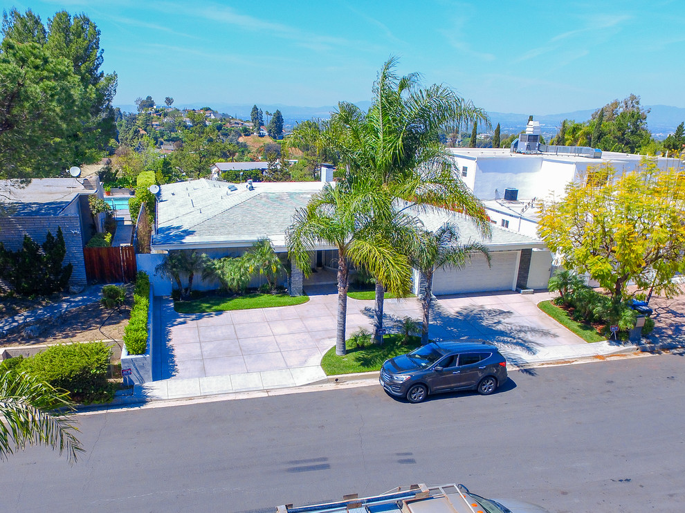 Inspiration for a modern home design remodel in Los Angeles