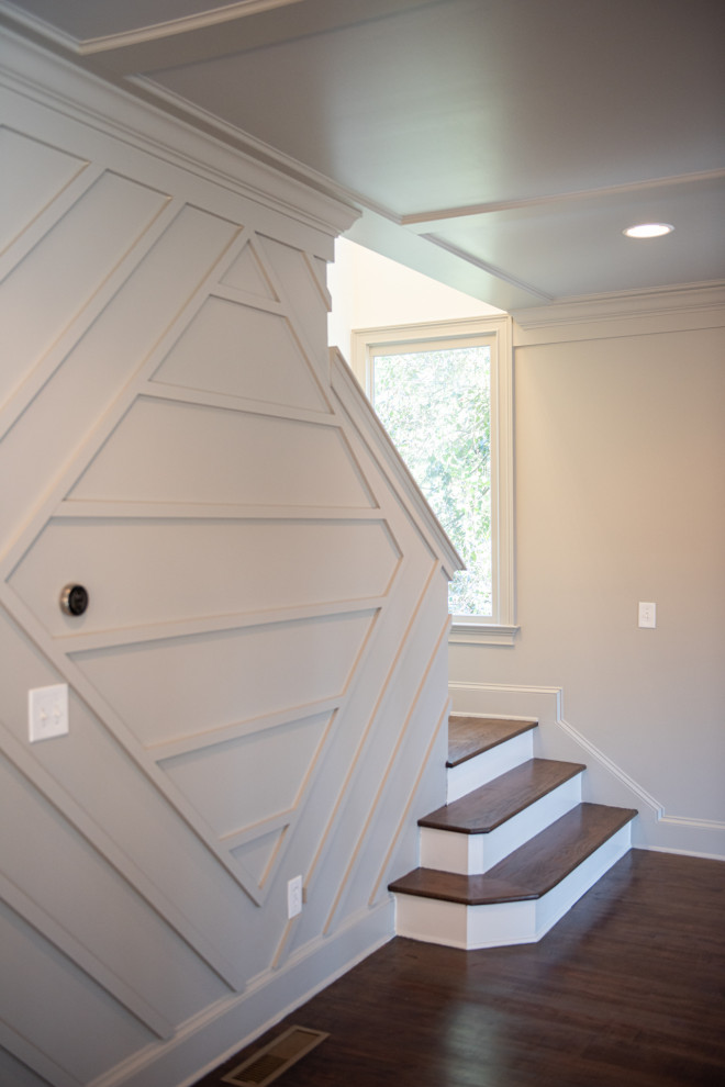 Пример оригинального дизайна: лестница среднего размера в стиле рустика с панелями на стенах