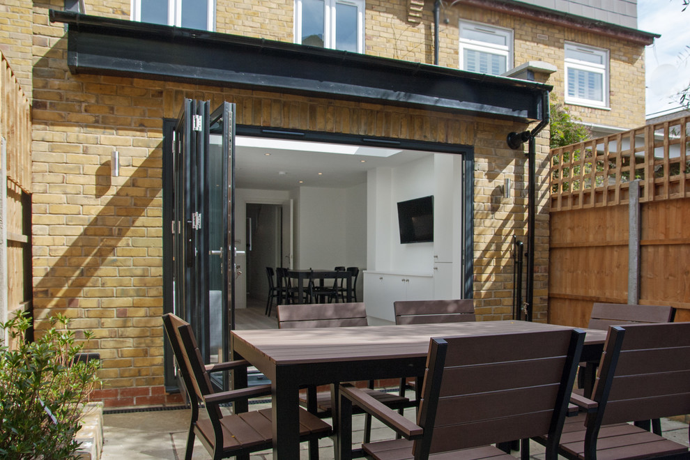 Design ideas for a modern patio in London.