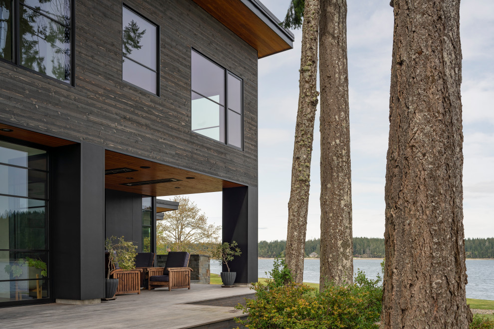 Mountain style home design photo in Seattle