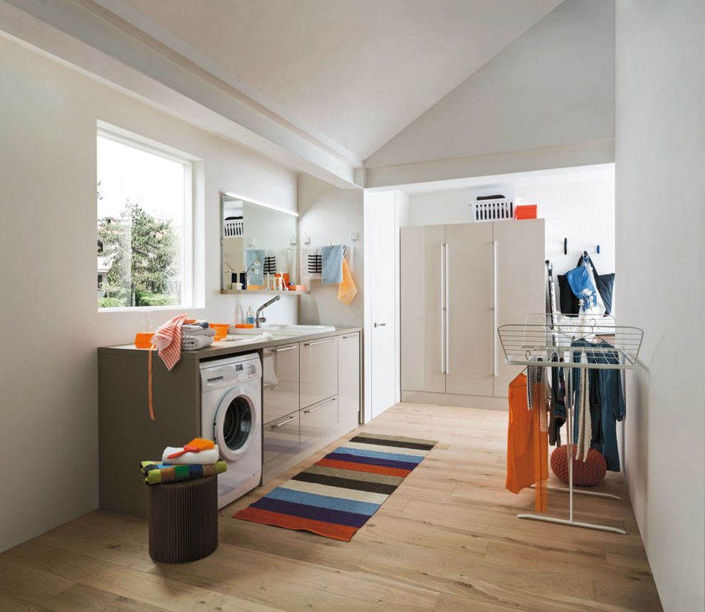 Photo of a modern laundry room in Venice.