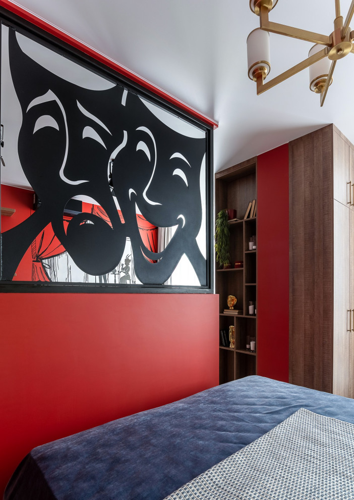 Idéer för mellanstora retro huvudsovrum, med röda väggar, vinylgolv och brunt golv