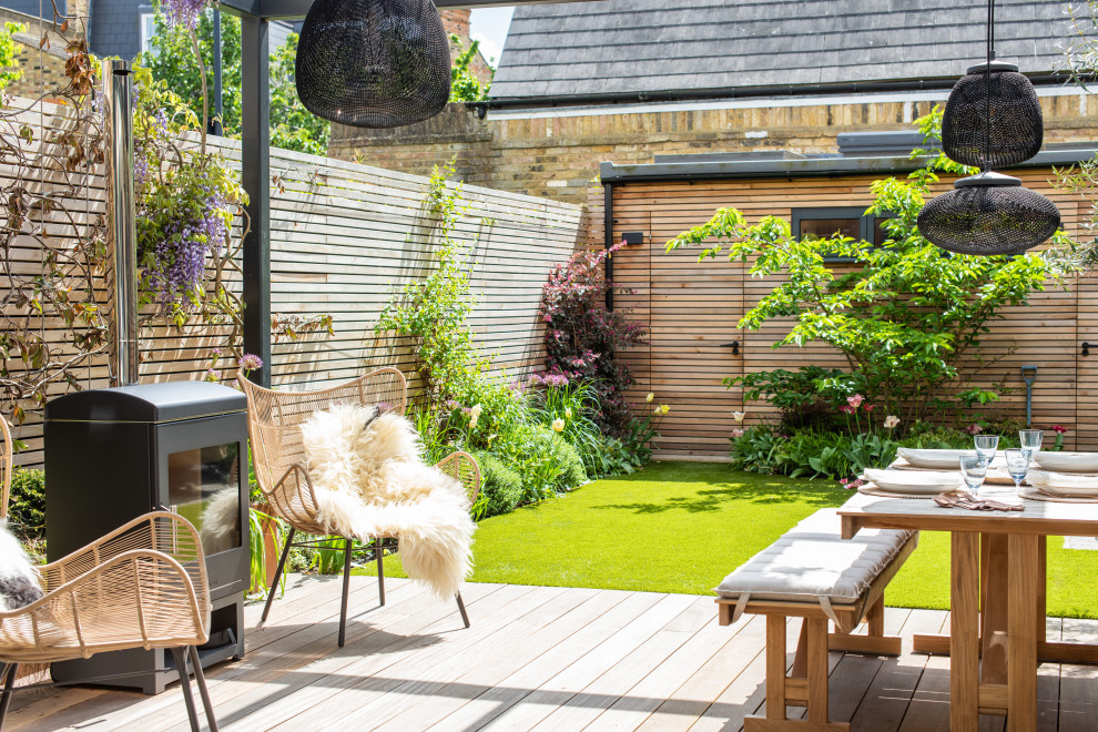 Idee per un piccolo giardino contemporaneo esposto in pieno sole in primavera con pedane e recinzione in legno