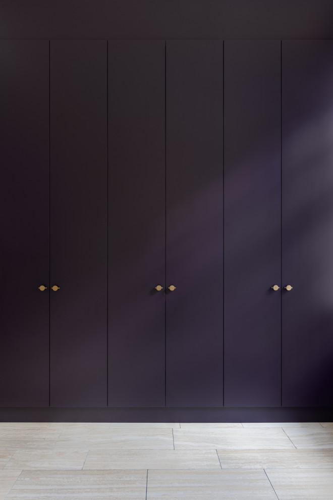 Imagen de cocina lineal contemporánea extra grande abierta con fregadero bajoencimera, armarios con paneles lisos, puertas de armario violetas, encimera de mármol, electrodomésticos negros, una isla y encimeras verdes