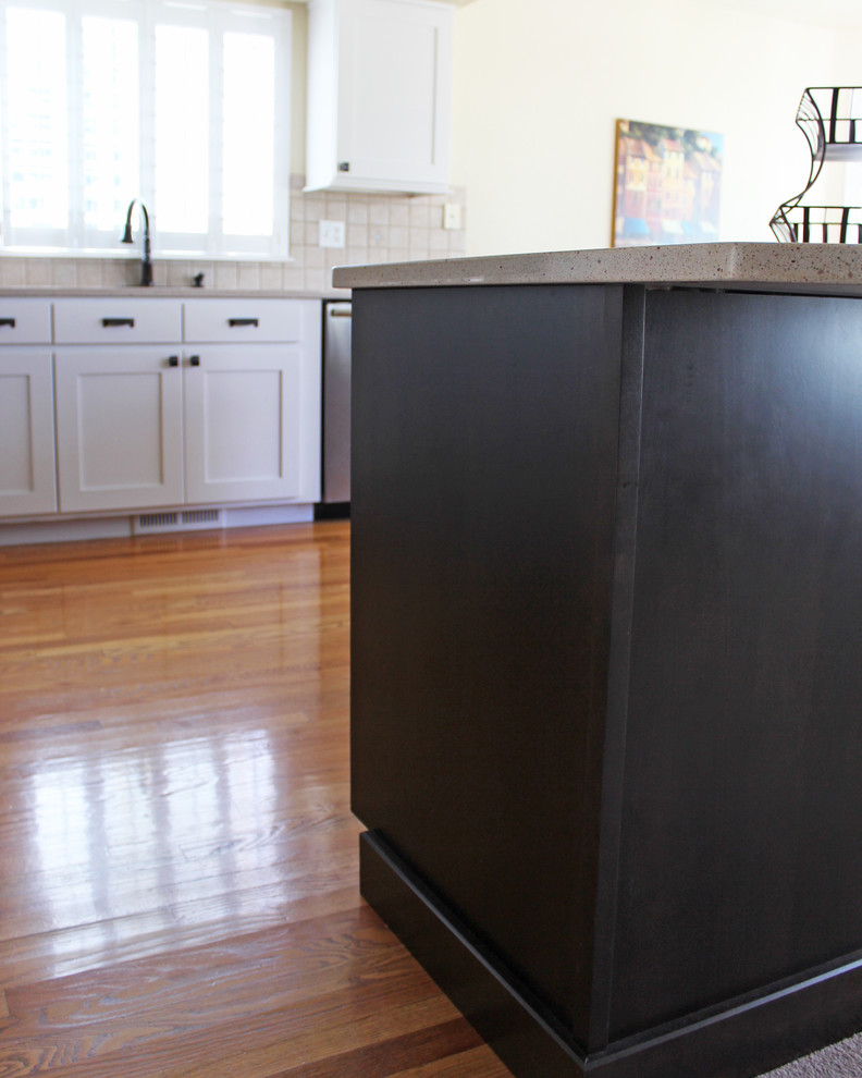 Mid-sized transitional l-shaped light wood floor eat-in kitchen photo in Boise with an undermount sink, shaker cabinets, white cabinets, quartz countertops, beige backsplash, terra-cotta backsplash, stainless steel appliances and an island