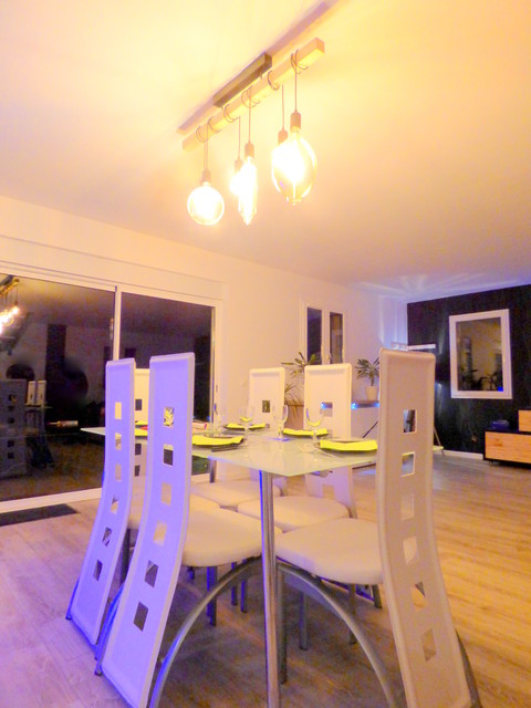Aménagement d'une salle à manger moderne.