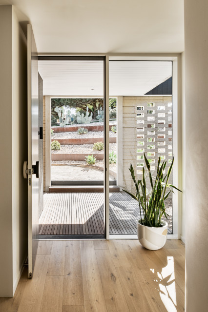 Custom designed Mount Martha House modern-entry
