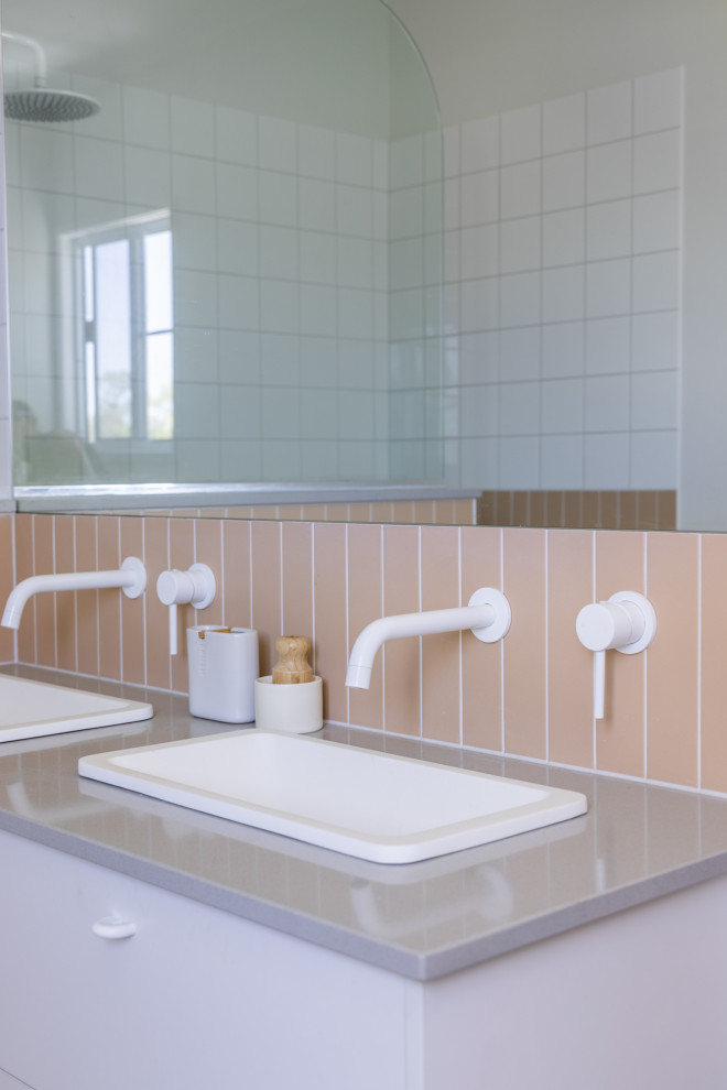 Foto på ett mellanstort nordiskt grå en-suite badrum, med släta luckor, vita skåp, en öppen dusch, rosa kakel, keramikplattor, ett nedsänkt handfat och bänkskiva i kvarts