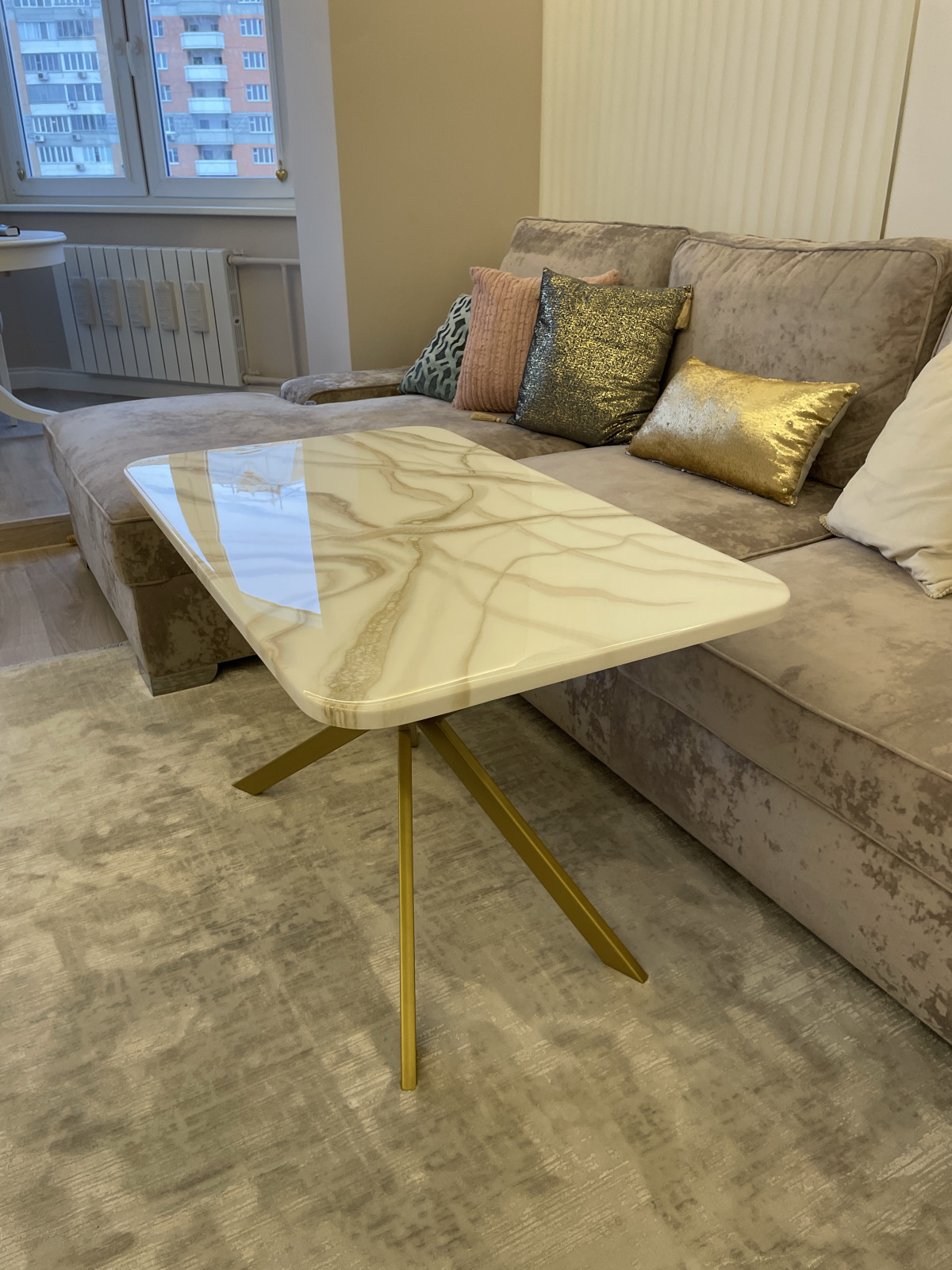 Журнальный стол белый с золотыми венами