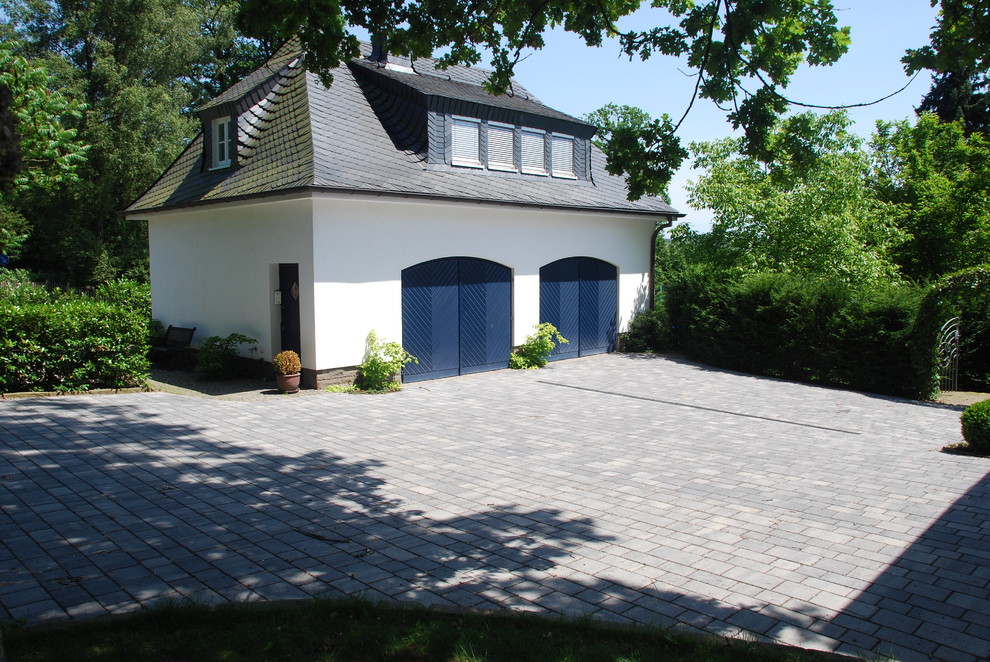 This is an example of a small traditional two-storey white exterior in Cologne with a hip roof.