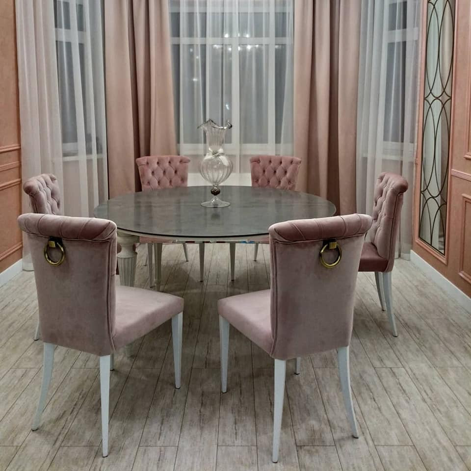 Кухня и гостиная с витринами