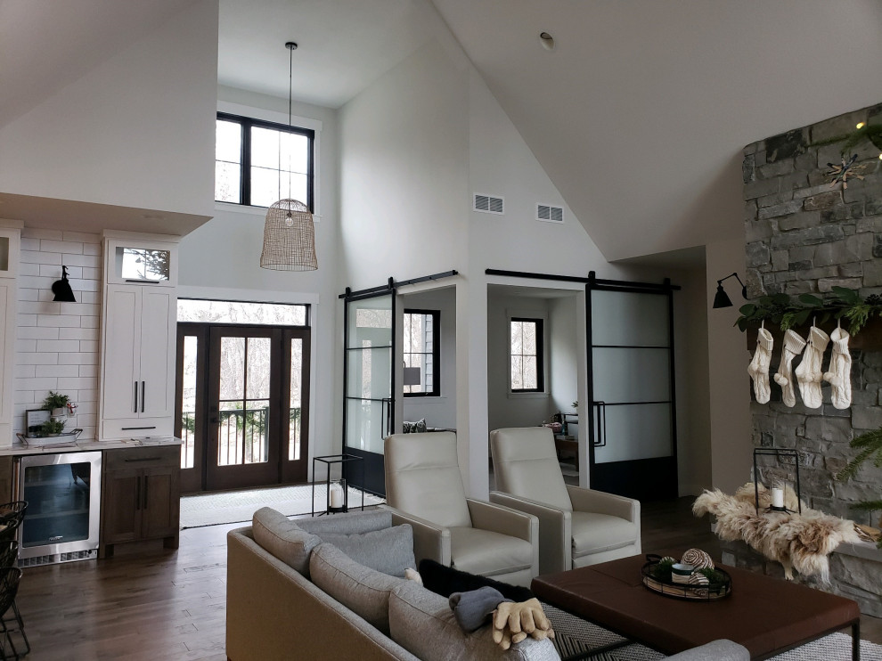 Example of a trendy entryway design in Milwaukee