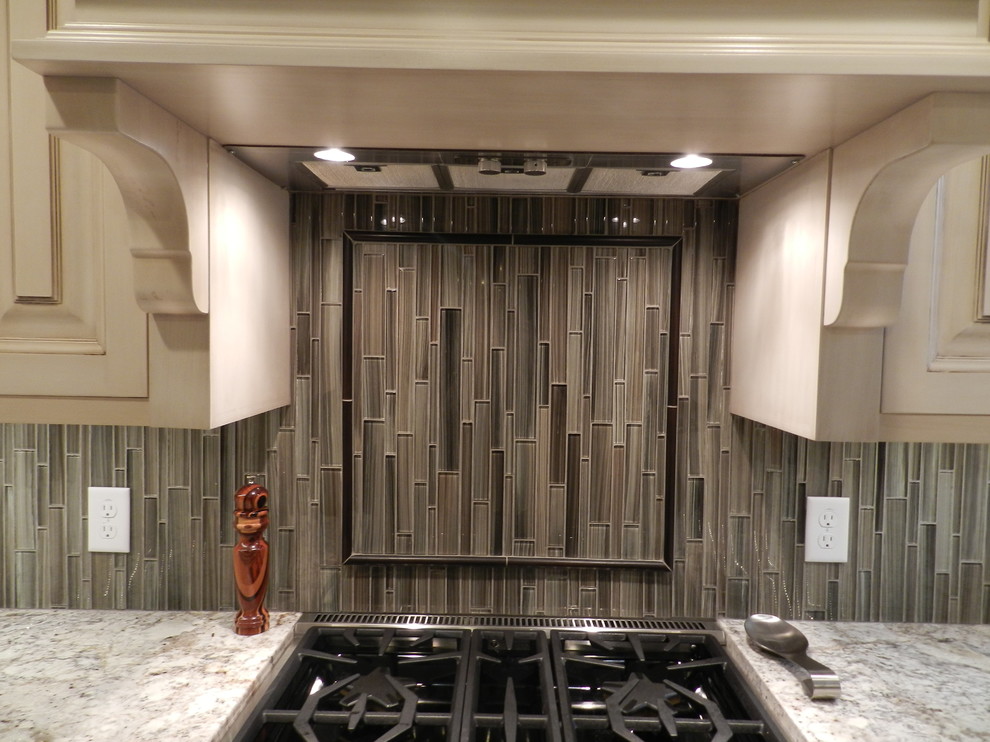 Example of a transitional home design design in Salt Lake City