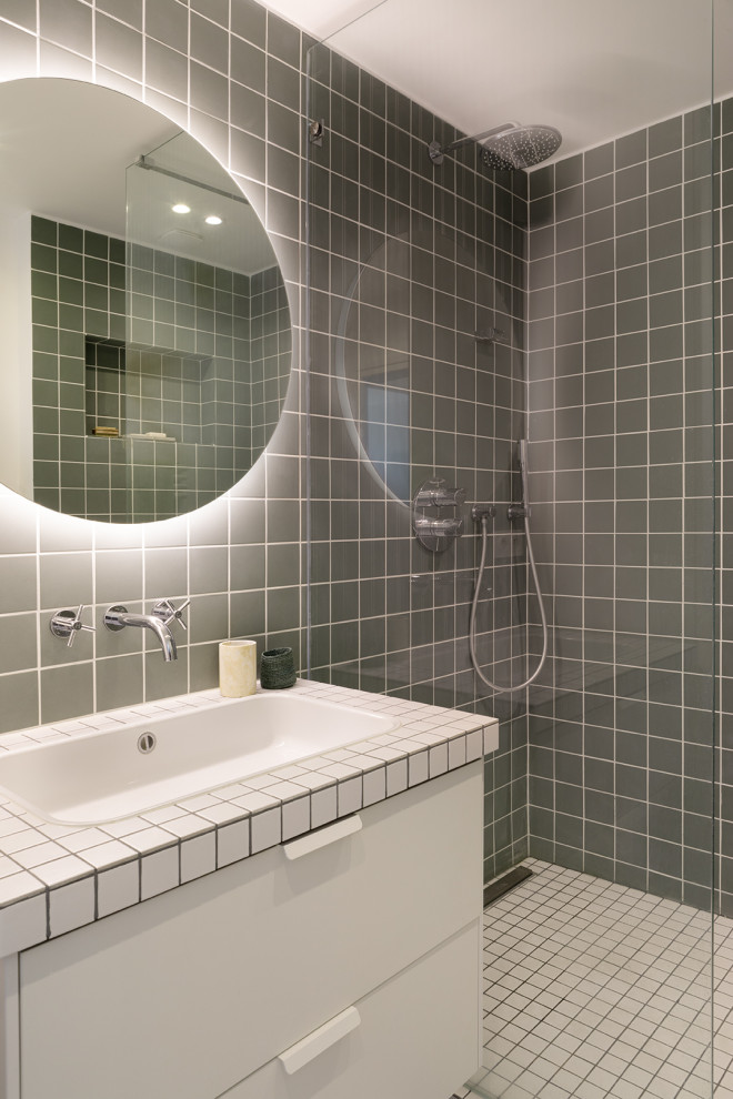 Immagine di una stanza da bagno padronale design di medie dimensioni con ante verdi e mobile bagno incassato
