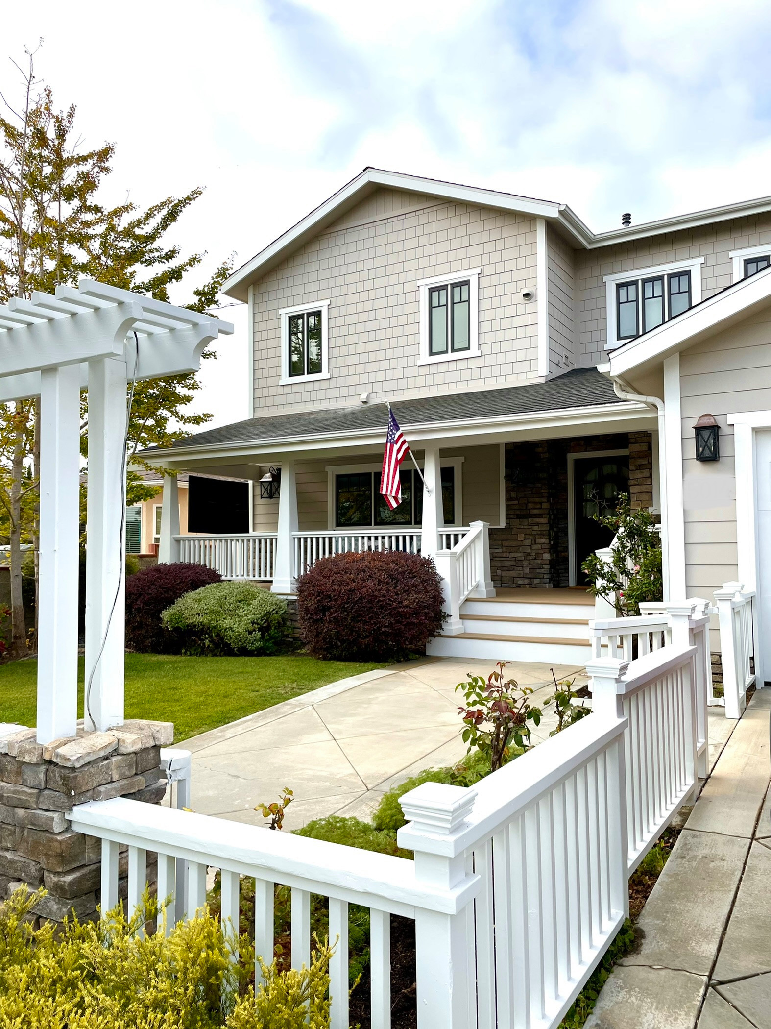 Arts and crafts home design photo in Los Angeles