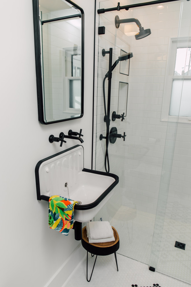 Foto på ett litet lantligt badrum med dusch, med en kantlös dusch, en vägghängd toalettstol, vit kakel, keramikplattor, vita väggar, klinkergolv i keramik, ett väggmonterat handfat och vitt golv