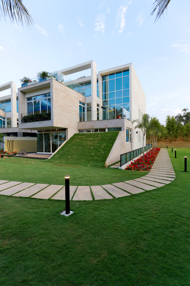 This is an example of a contemporary garden in Bengaluru.