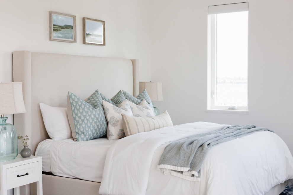 マイアミにある広いビーチスタイルのおしゃれな主寝室 (白い壁、磁器タイルの床、ベージュの床、板張り天井、全タイプの壁の仕上げ)