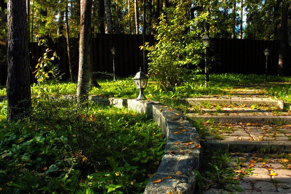 Ландшафтный дизайн дачного участка с уклоном в лесу.