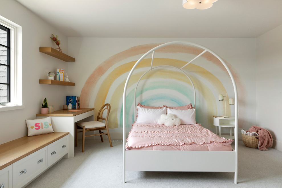 Immagine di una cameretta per bambini da 4 a 10 anni tradizionale con pareti bianche, moquette e carta da parati