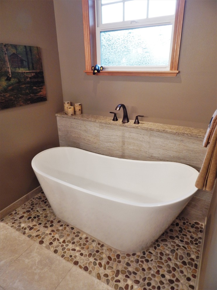 Mid-sized mountain style master beige tile and porcelain tile porcelain tile and beige floor freestanding bathtub photo in Seattle with shaker cabinets, medium tone wood cabinets, a two-piece toilet, beige walls, an undermount sink, quartz countertops and a hinged shower door